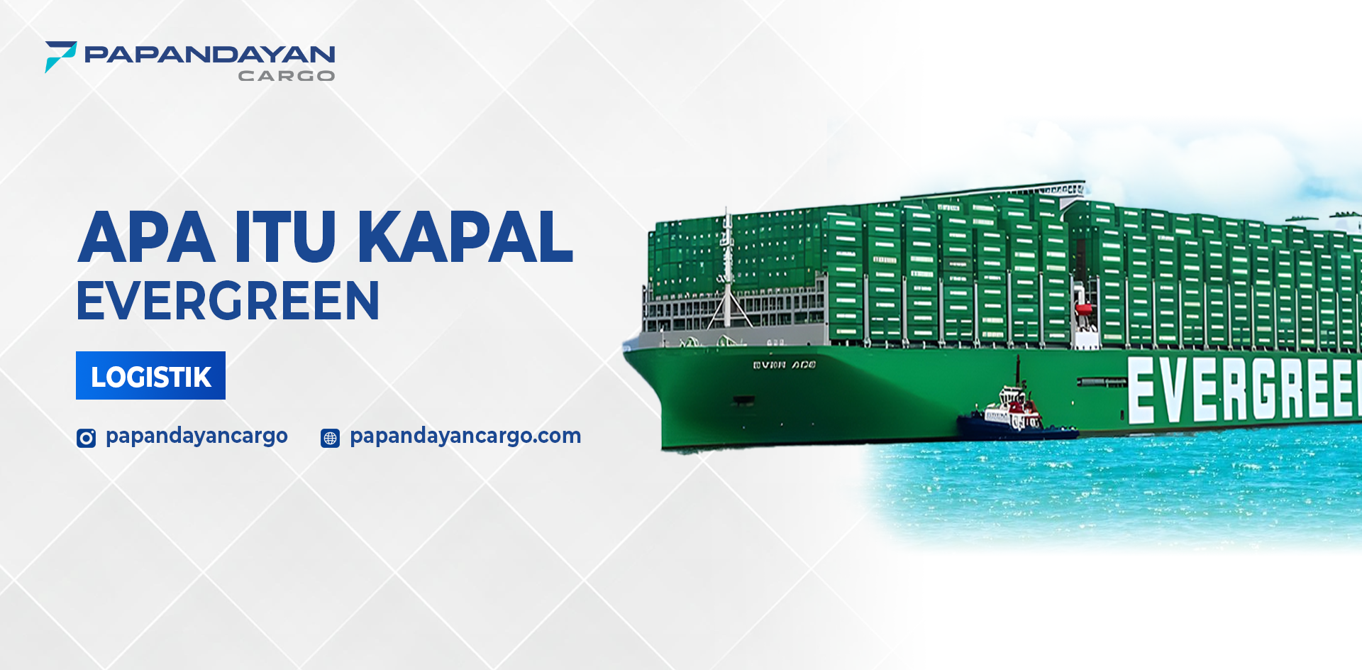 Kapal kontainer Evergreen berwarna hijau di laut dengan tumpukan peti kemas besar.