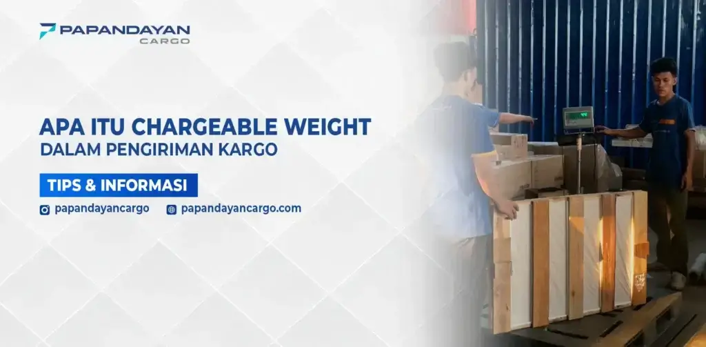 Petugas Papandayan Cargo menimbang kargo besar di gudang untuk menjelaskan konsep chargeable weight.