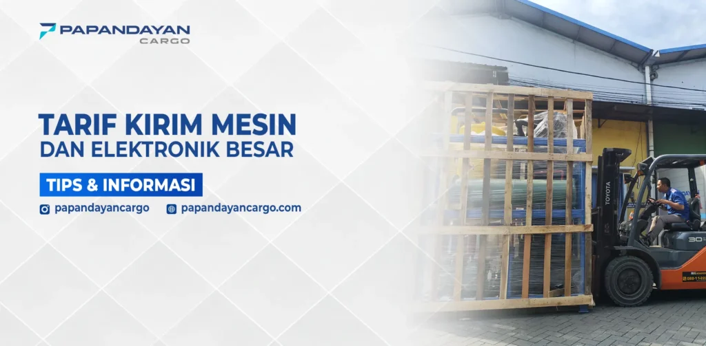Forklift mengangkat mesin besar yang sudah dipacking peti kayu sebagai ilustrasi layanan tarif kirim mesin dan elektronik besar.