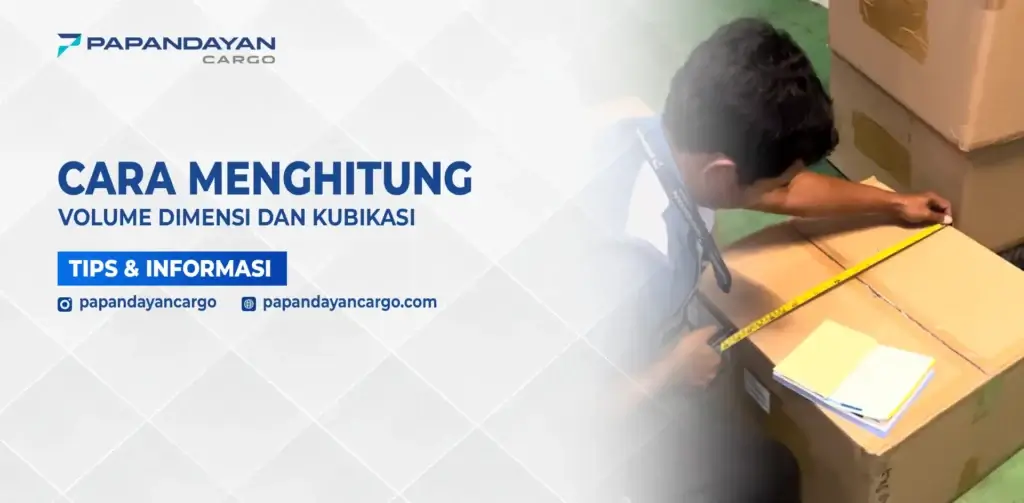 Petugas mengukur kardus besar untuk menjelaskan Cara Hitung Volume Dimensi dan Kubikasi dalam proses pengiriman.