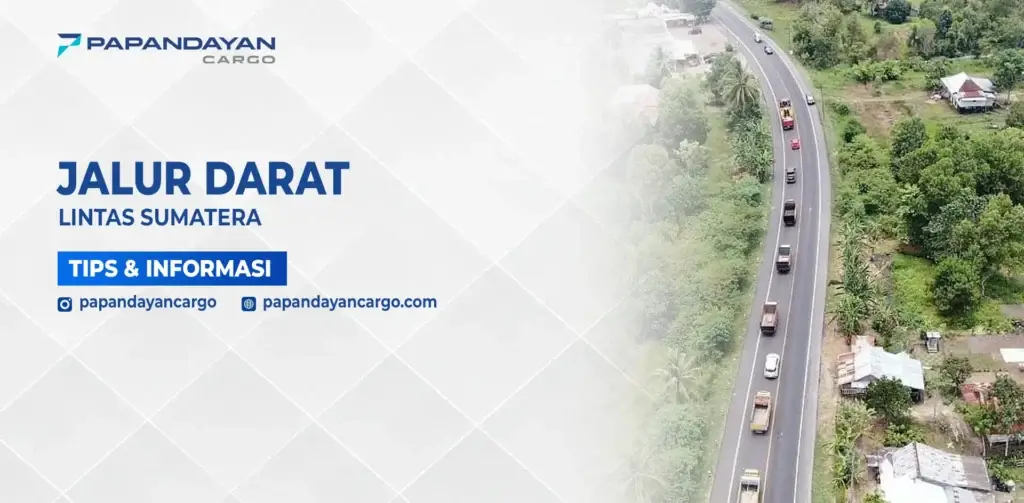 Foto udara truk melintas di jalur darat Lintas Sumatera sebagai ilustrasi rute pengiriman.