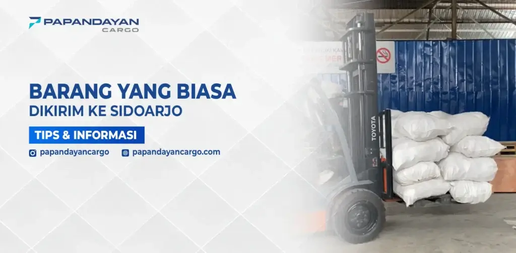 Forklift mengangkat karung barang di gudang Papandayan Cargo dengan tulisan informasi Barang yang Biasa Dikirim ke Sidoarjo.