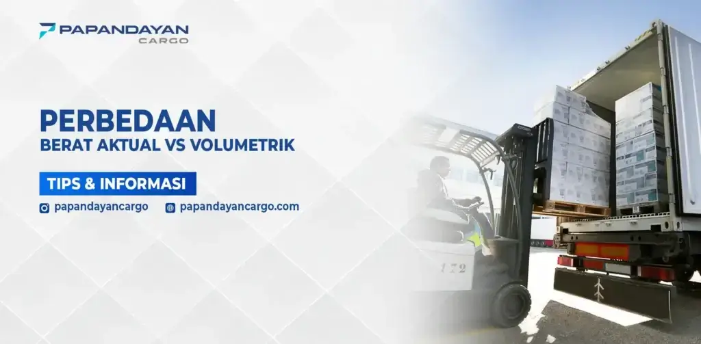 Forklift memuat barang ke truk sebagai ilustrasi perbedaan berat aktual dan berat volumetrik dalam kargo.