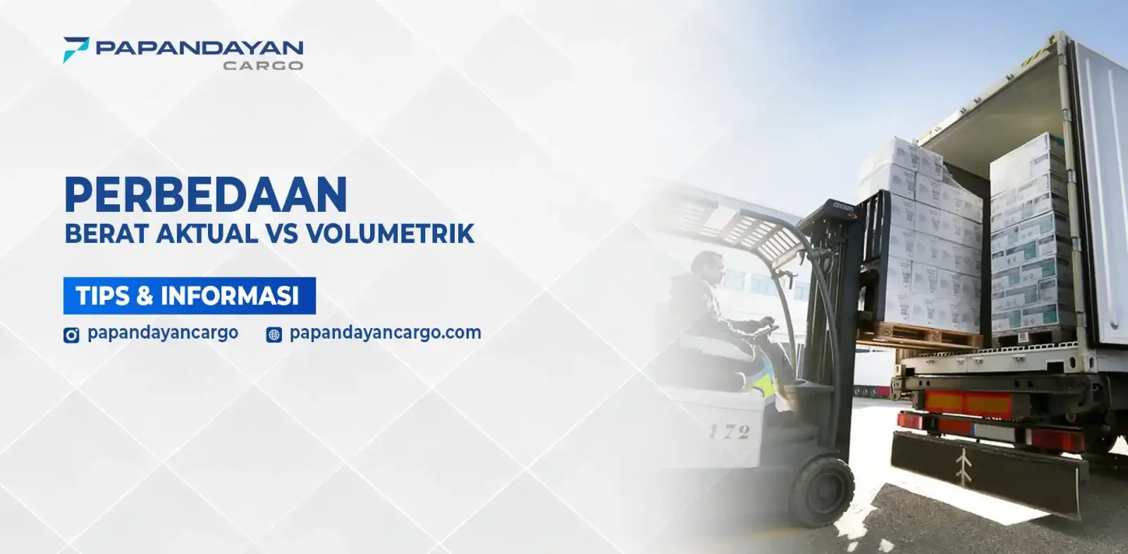 Forklift memuat barang ke truk sebagai ilustrasi perbedaan berat aktual dan berat volumetrik dalam kargo.