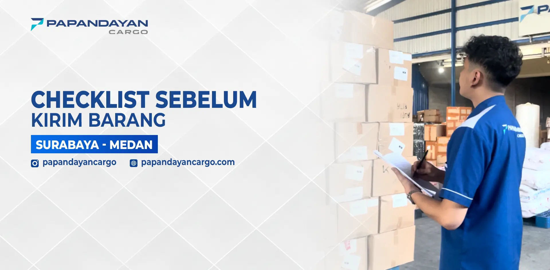Petugas gudang Papandayan Cargo melakukan pengecekan paket sebelum pengiriman sebagai ilustrasi layanan kirim barang dari Surabaya.