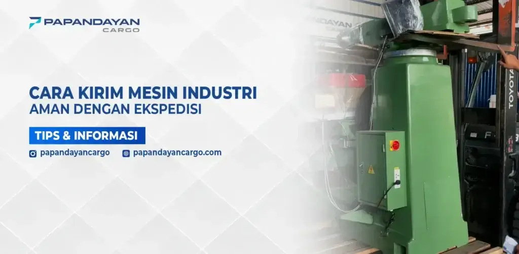 Mesin industri besar diangkat forklift sebagai ilustrasi proses kirim mesin industri dengan ekspedisi.