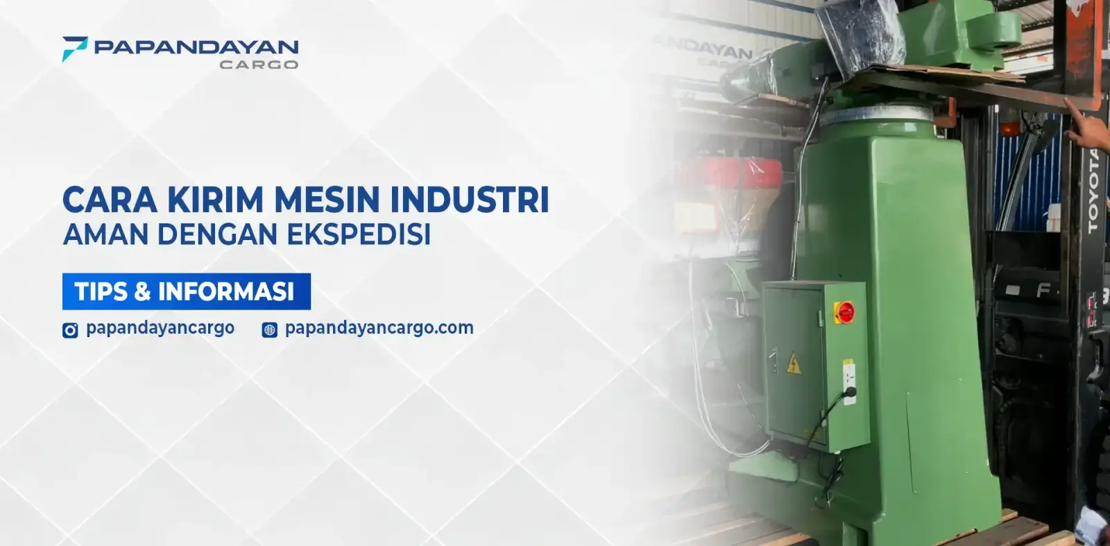 Mesin industri besar diangkat forklift sebagai ilustrasi proses kirim mesin industri dengan ekspedisi.