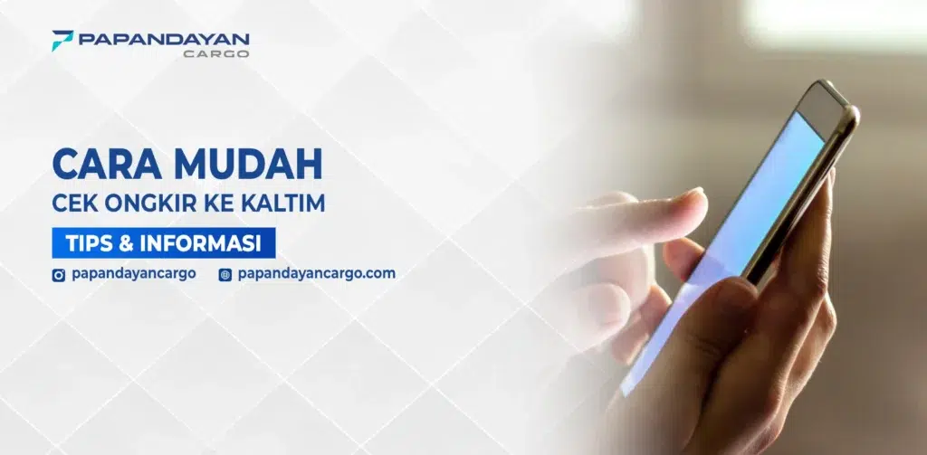 Tangan memegang ponsel sebagai ilustrasi cara cepat cek ongkir ke Kaltim.