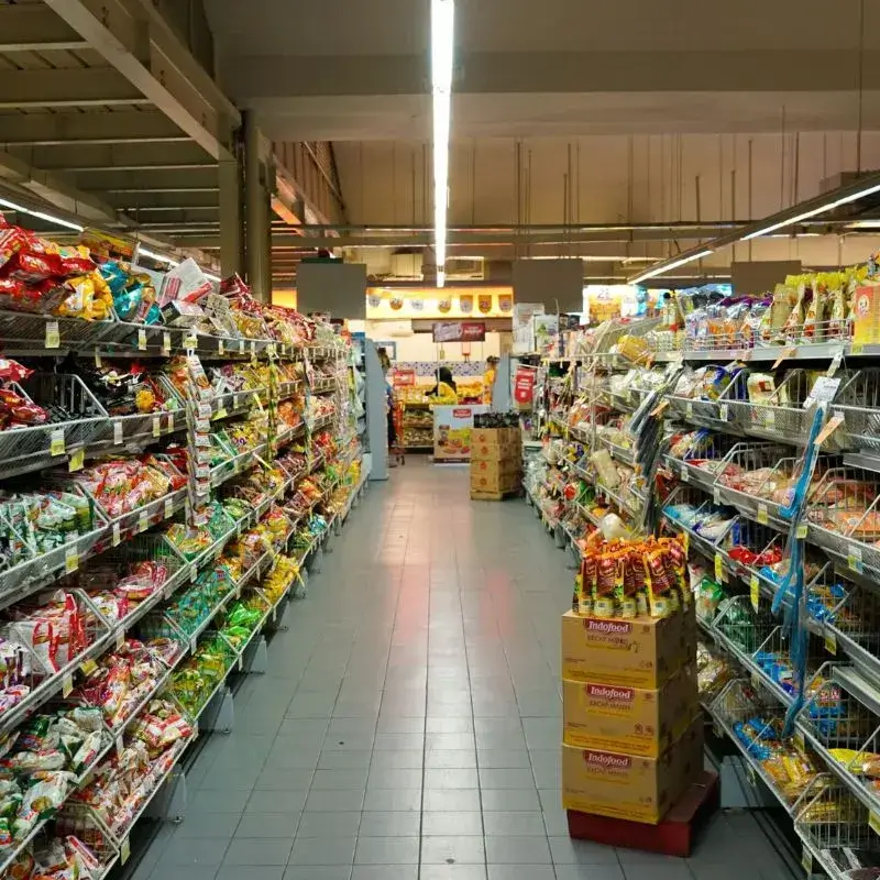 Rak bahan makanan di toko sebagai ilustrasi layanan ongkir bahan makanan Samarinda yang aman dan cepat.