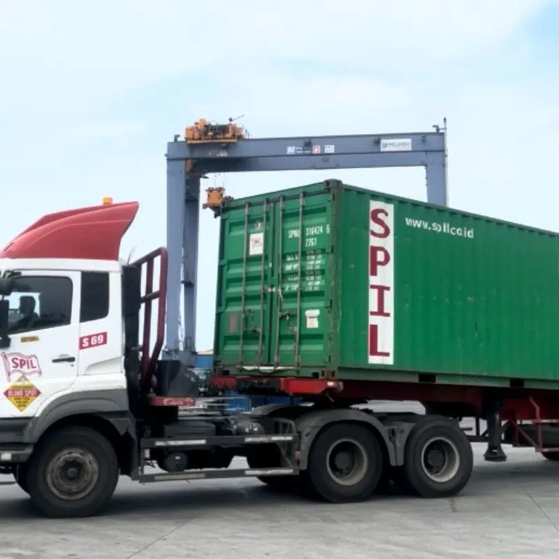 Truk kontainer sedang mengangkut muatan sebagai ilustrasi barang yang sering dikirim ke Banjarmasin.