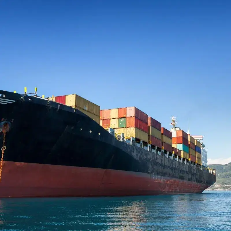 Kapal kontainer berlayar sebagai ilustrasi Jalur ekspedisi Jakarta Banjarmasin.