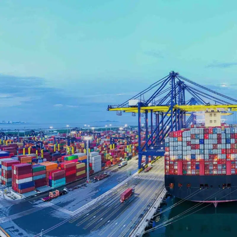 Pelabuhan dengan kontainer dan kapal besar sebagai ilustrasi jalur laut Surabaya Tenau.