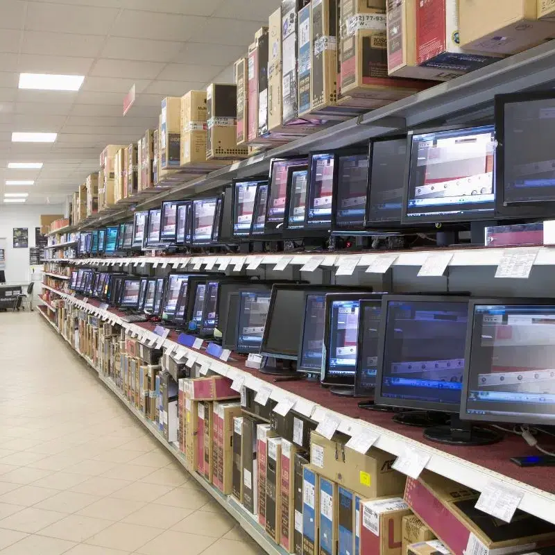 Deretan monitor dan box elektronik di toko, ilustrasi kirim barang elektronik ke Medan.
