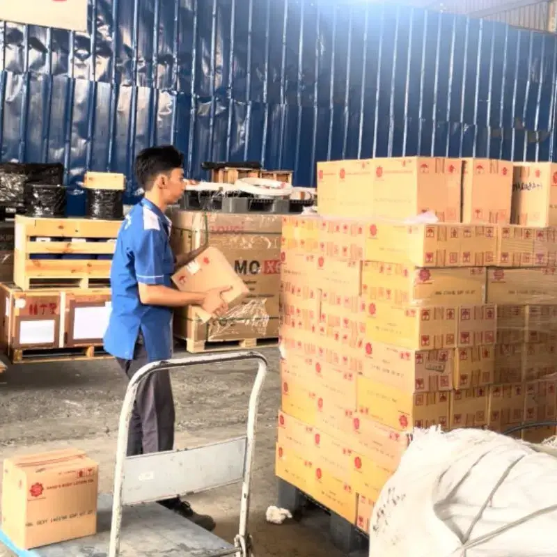 Petugas memindahkan paket UMKM sebagai ilustrasi Kirim Barang UMKM Berat ke Samarinda.