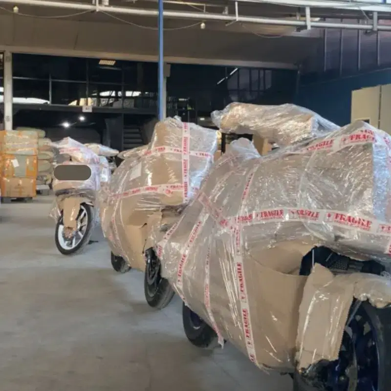 Motor terpacking tebal dengan label fragile sebagai ilustrasi kirim motor ke Papua.