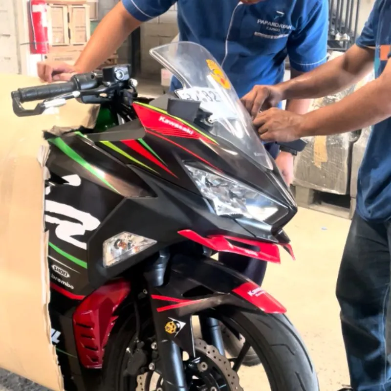 Petugas Papandayan Cargo sedang memproteksi motor sport Kawasaki sebelum proses kirim motor Surabaya Banjarmasin