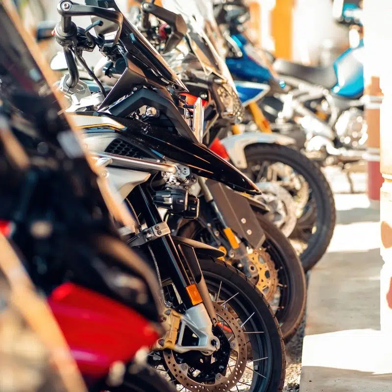 Ilustrasi motor yang ditangani rapi sebagai visual layanan kirim motor Surabaya Medan.