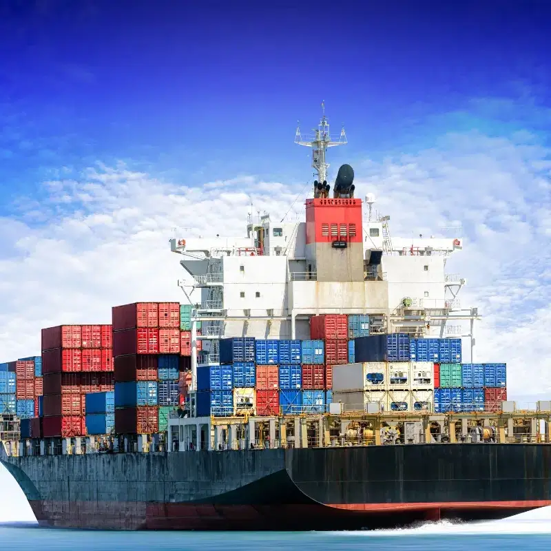 Kapal laut membawa kontainer sebagai ilustrasi Kapal Regular vs Kontainer LCL pada pengiriman laut.