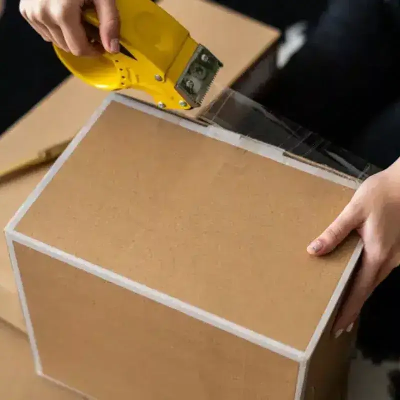 Informasi perbandingan kardus dan bale untuk memilih metode packing yang paling aman dan efisien.