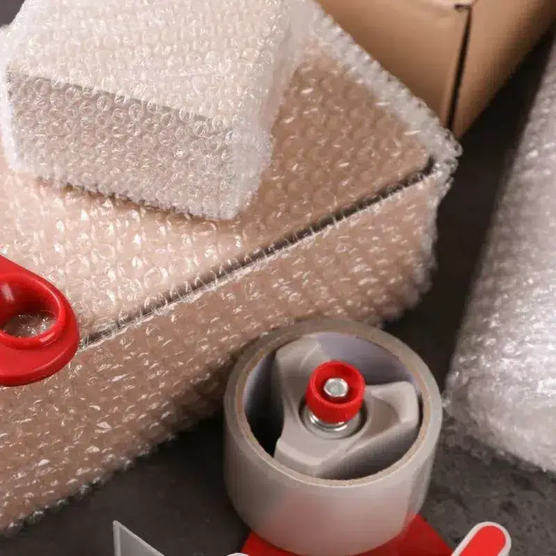 Panduan solusi kardus jebol dengan teknik packing aman memakai bubble wrap dan perlindungan tambahan.