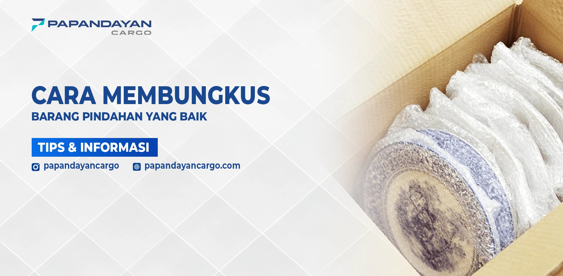 Barang pindahan rumah dibungkus rapi menggunakan bubble wrap dan kardus tebal untuk melindungi dari benturan selama proses pengiriman.