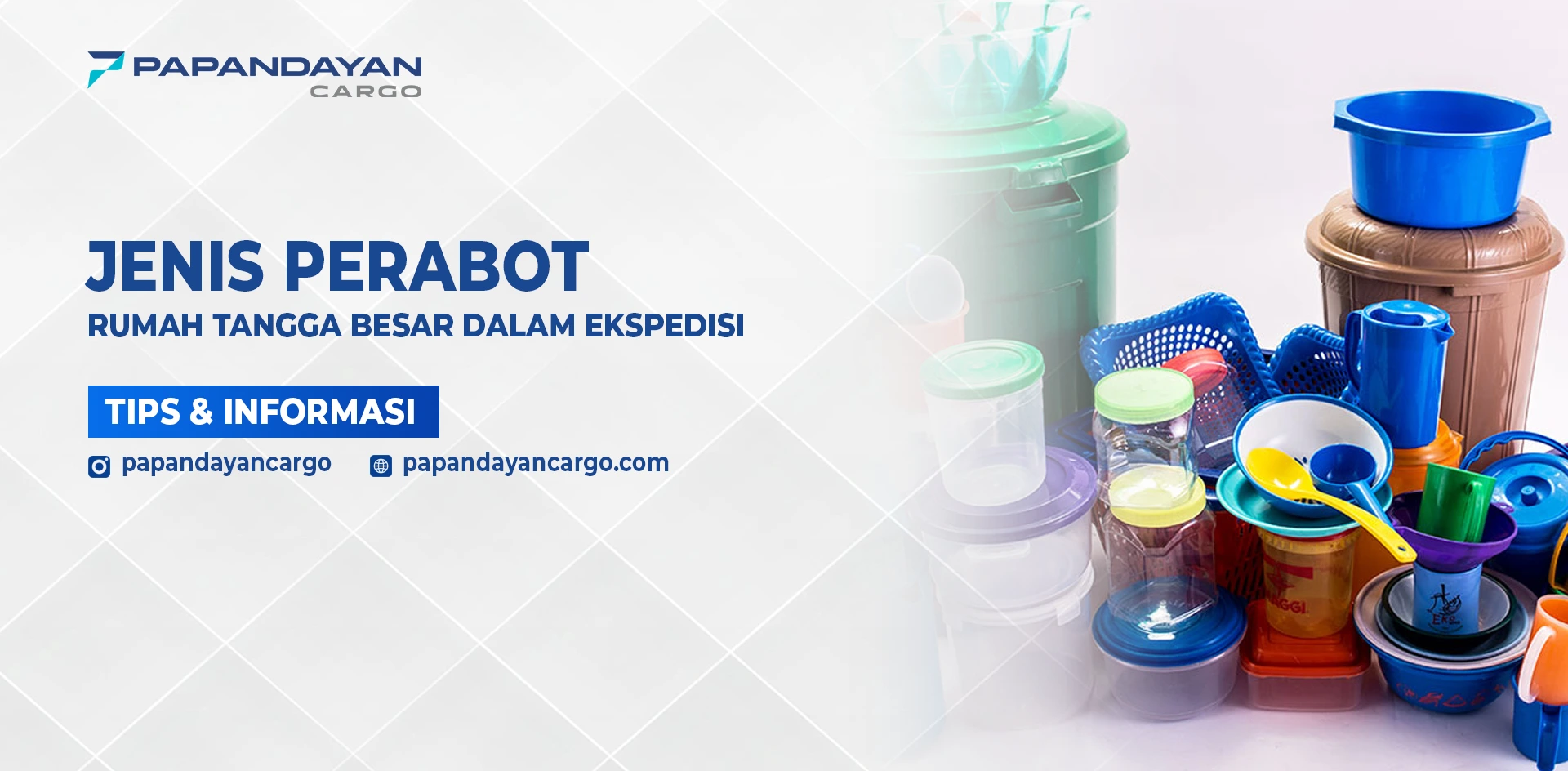 Berbagai jenis perabot rumah tangga plastik berukuran besar seperti ember, galon, baskom, dan wadah penyimpanan yang siap dikirim melalui jasa ekspedisi.