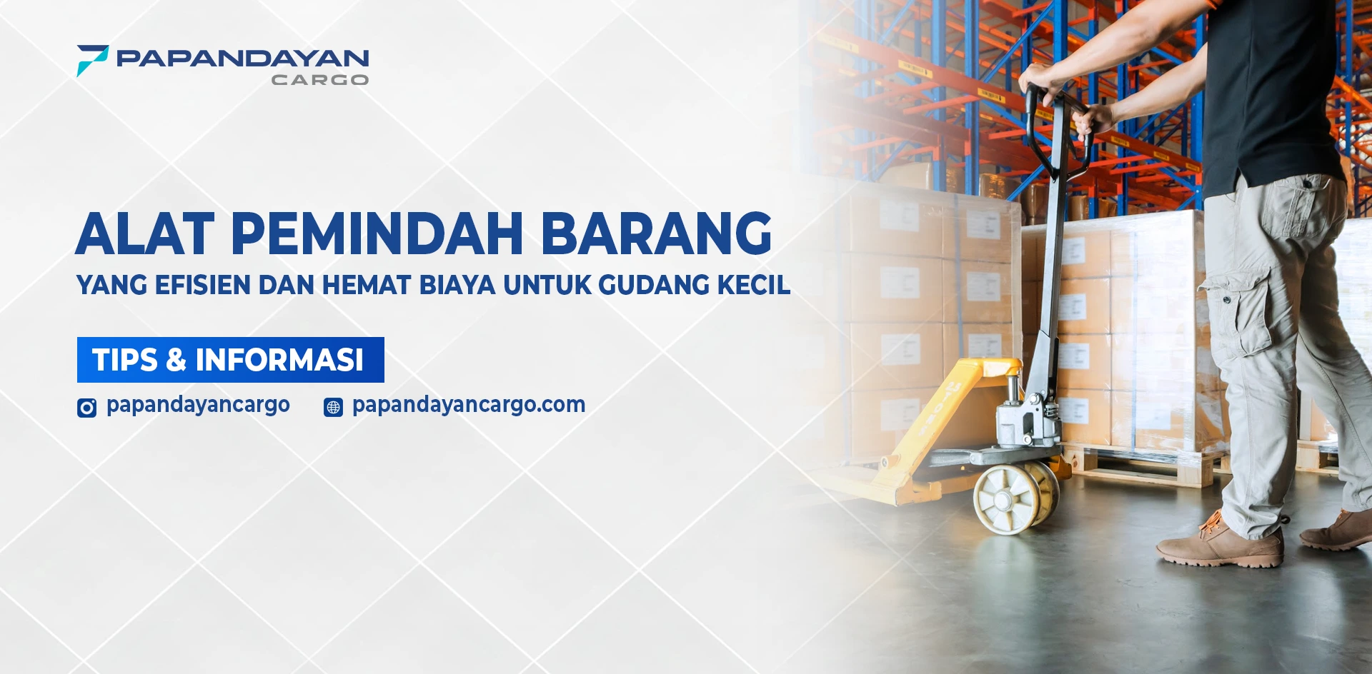 Pallet jack adalah alat pemindah barang manual yang digunakan untuk mengangkat dan memindahkan palet di gudang secara efisien.