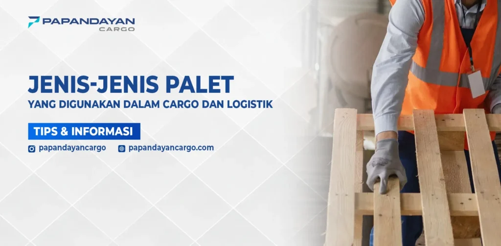 Pekerja logistik menyiapkan palet kayu sebagai ilustrasi jenis palet yang umum digunakan dalam cargo dan distribusi barang.