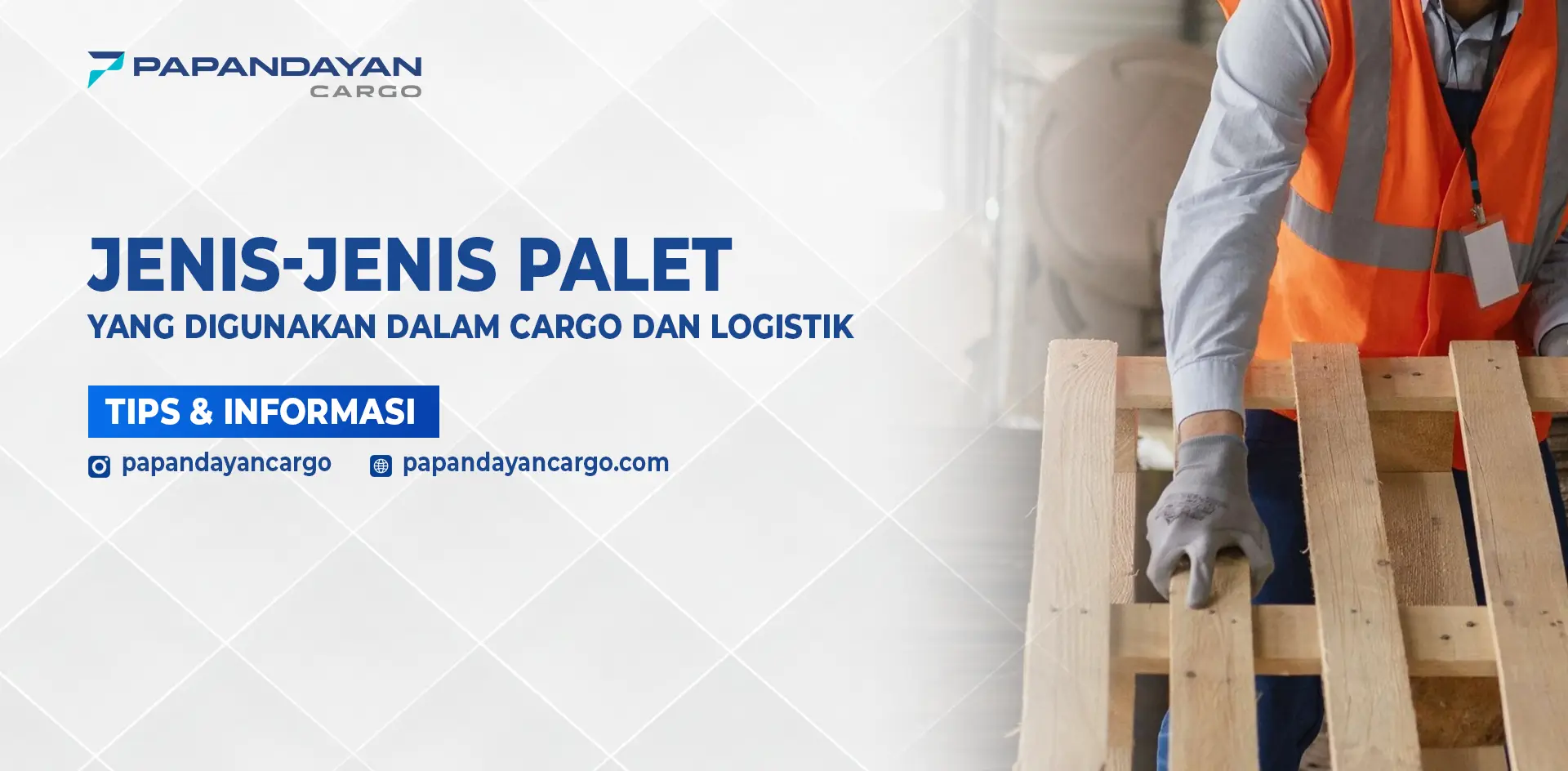 Pekerja logistik menyiapkan palet kayu sebagai ilustrasi jenis palet yang umum digunakan dalam cargo dan distribusi barang.