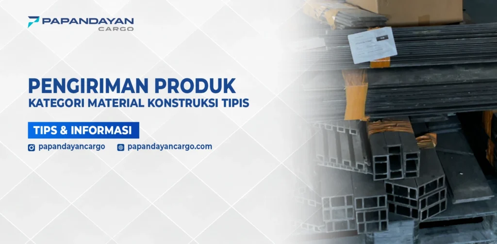 Tumpukan material konstruksi tipis seperti rangka baja ringan dan profil logam yang dikemas rapi untuk proses pengiriman cargo.