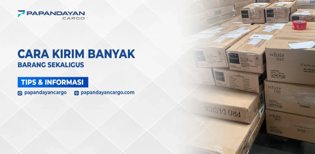 Tumpukan kardus berisi barang dalam jumlah besar siap dikirim sekaligus.