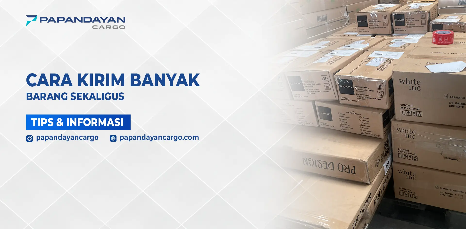 Tumpukan kardus berisi barang dalam jumlah besar siap dikirim sekaligus.