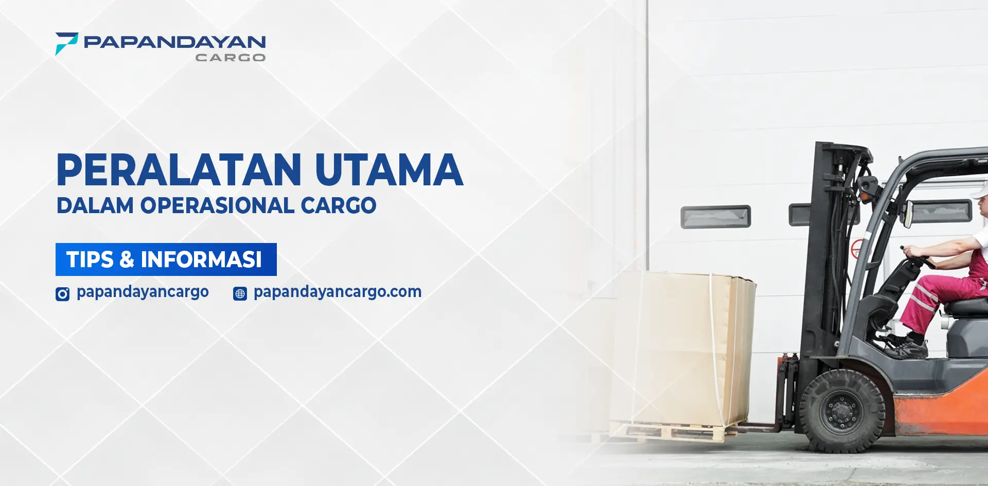 Forklift beroperasi di gudang cargo sebagai ilustrasi apa itu gudang dalam ekspedisi dalam proses bongkar muat dan penanganan barang.