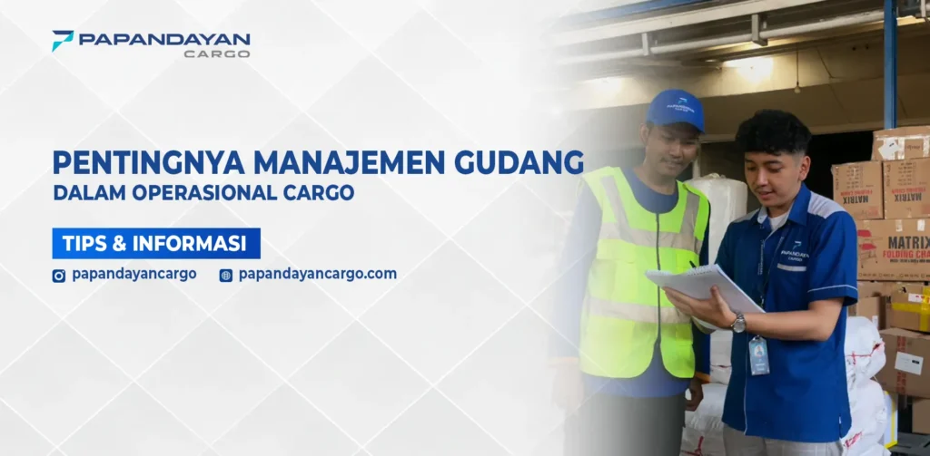 Petugas cargo melakukan pengecekan dokumen sebagai bagian dari manajemen gudang untuk memastikan operasional dan alur barang berjalan rapi.