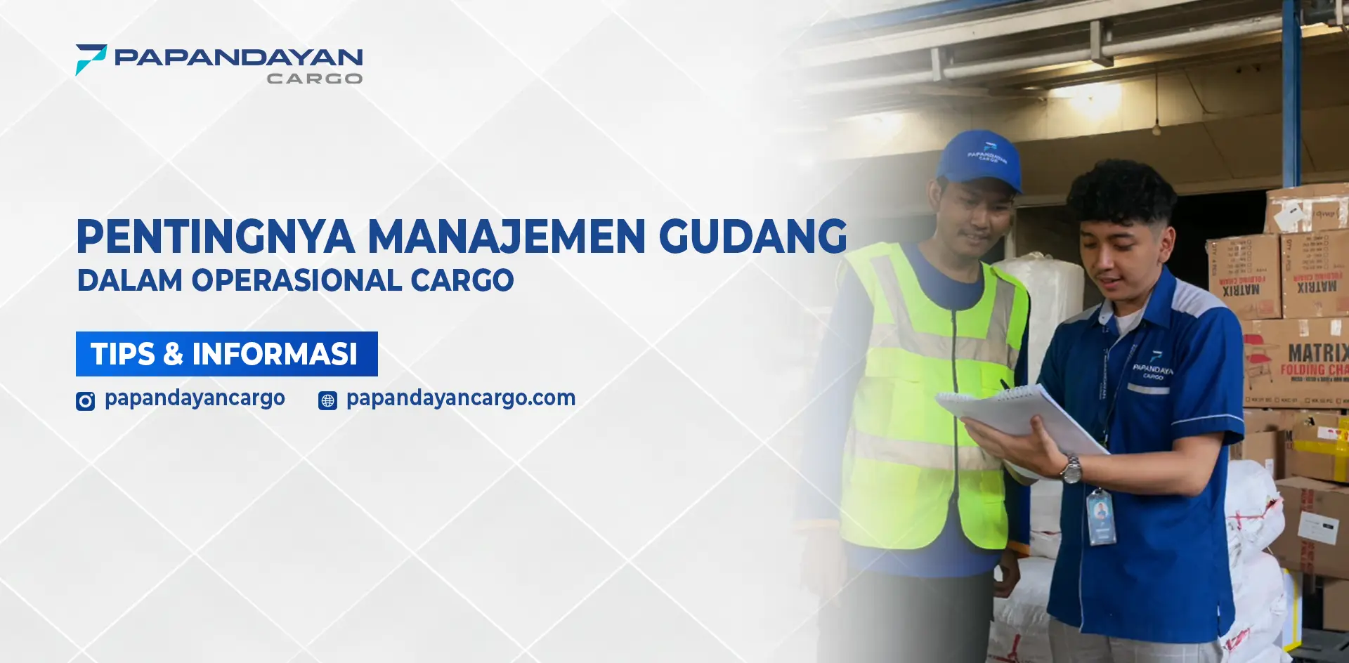 Petugas cargo melakukan pengecekan dokumen sebagai bagian dari manajemen gudang untuk memastikan operasional dan alur barang berjalan rapi.