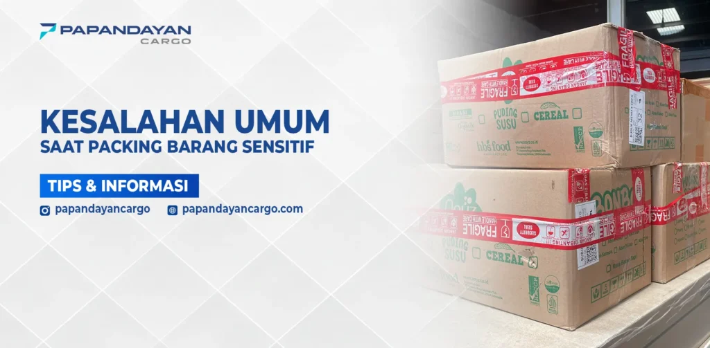 Tumpukan kardus bertanda fragile sebagai contoh barang sensitif yang perlu packing khusus agar aman.