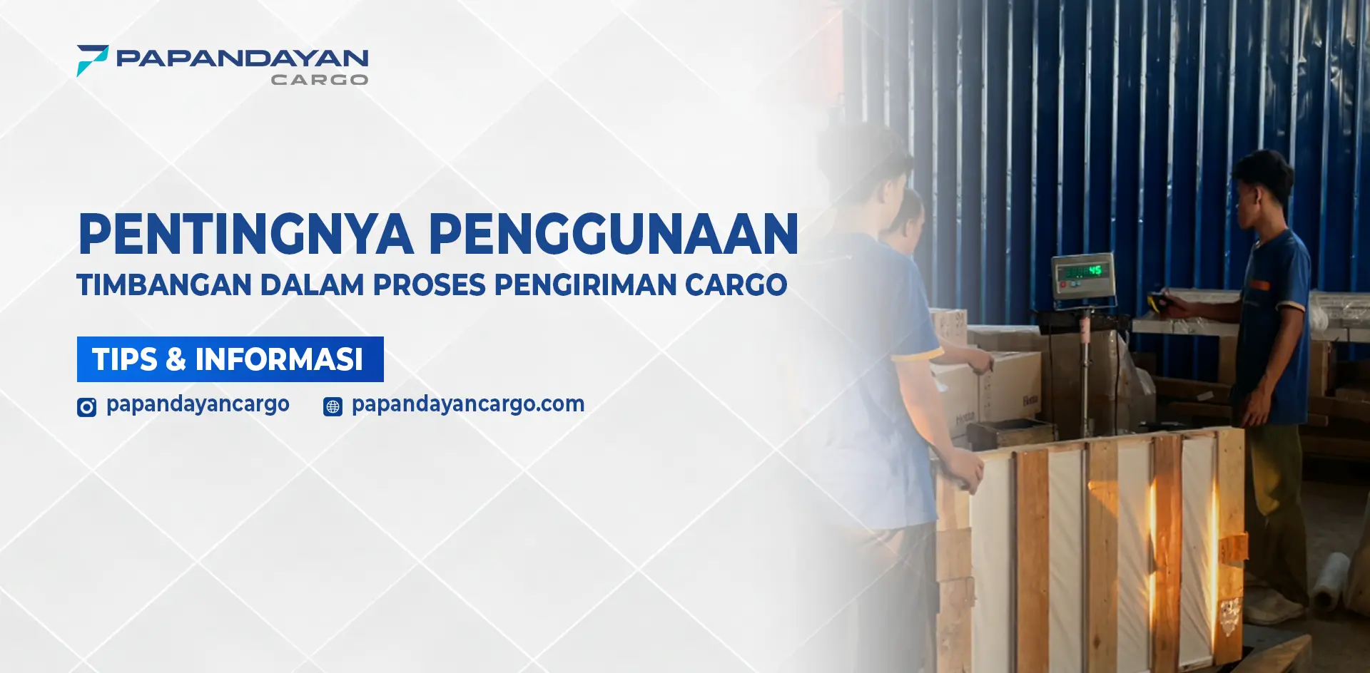 Proses penimbangan barang cargo menggunakan timbangan digital untuk memastikan berat aktual sebelum pengiriman.