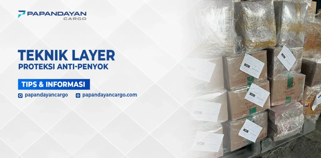 Tumpukan barang dilapisi plastik stretch dan layer proteksi untuk mencegah penyok saat distribusi.