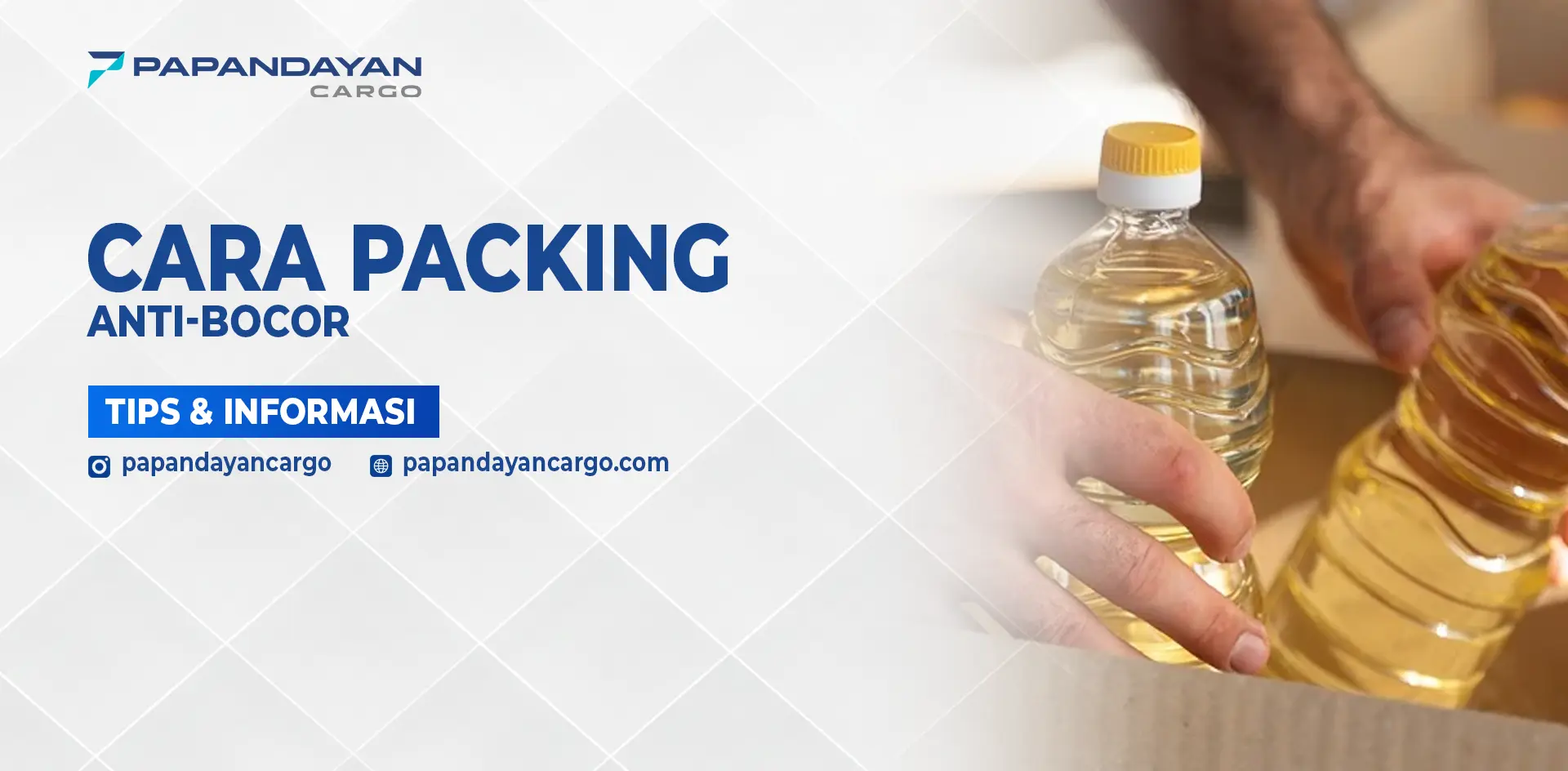Proses packing botol cairan dengan tutup rapat untuk mencegah kebocoran selama pengiriman.