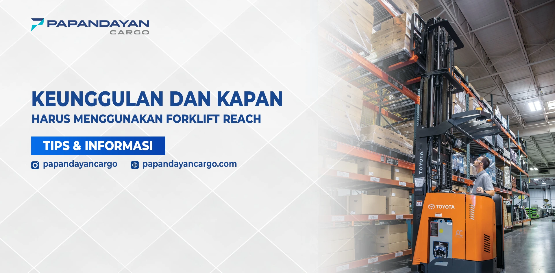 Forklift reach mengangkat pallet ke rak tinggi di gudang dengan lorong sempit.