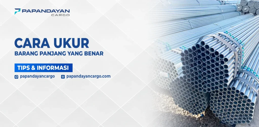 Proses pengukuran barang panjang seperti pipa besi untuk memastikan perhitungan dimensi dan ongkir yang akurat.