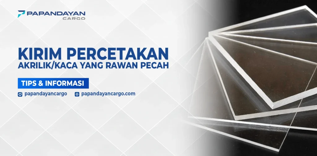 Lembaran kaca dan akrilik percetakan yang disusun rapi sebagai contoh kaca rawan pecah dalam proses pengiriman cargo.