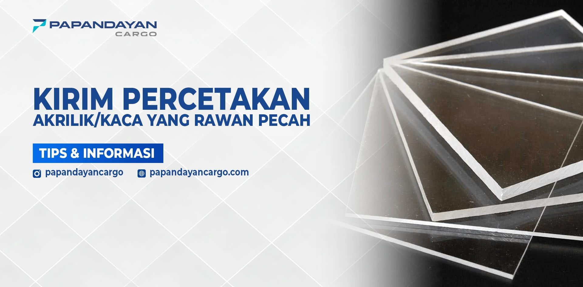 Lembaran kaca dan akrilik percetakan yang disusun rapi sebagai contoh kaca rawan pecah dalam proses pengiriman cargo.