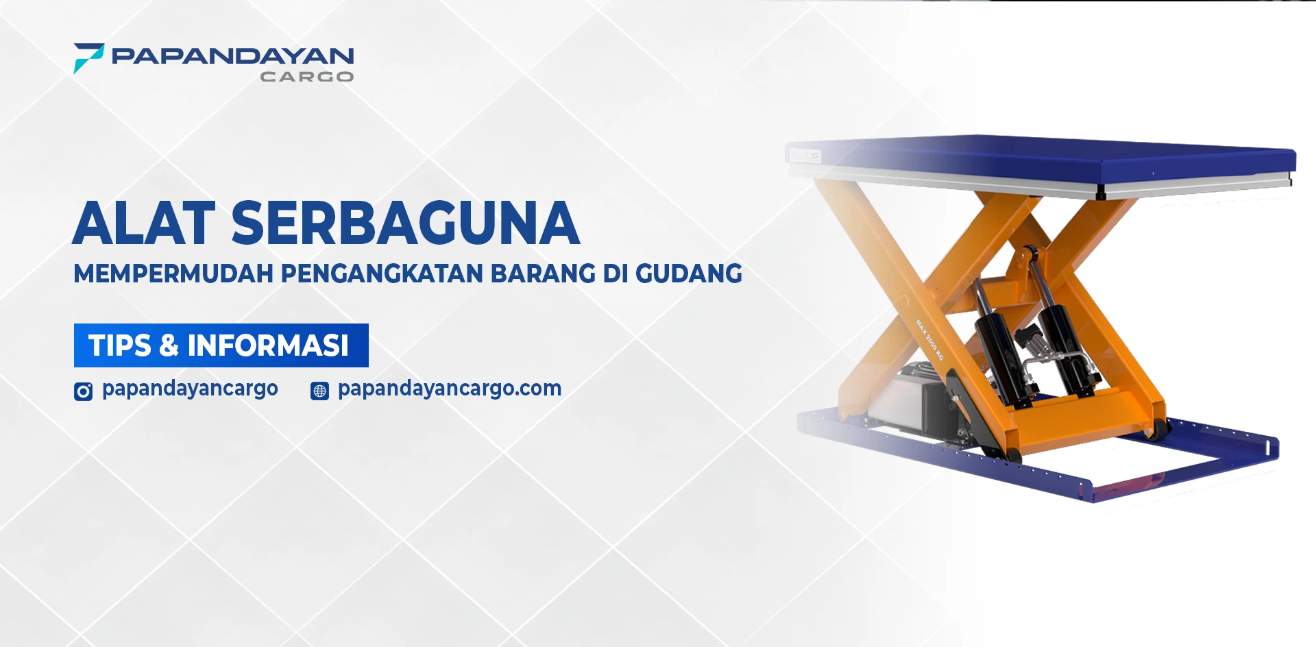 Lift table digunakan untuk membantu pengangkatan dan penyesuaian ketinggian barang berat di area gudang.