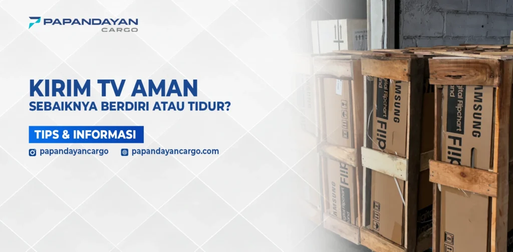 TV dipacking kayu berdiri di area gudang sebagai ilustrasi cara kirim TV sebaiknya tidur atau berdiri.