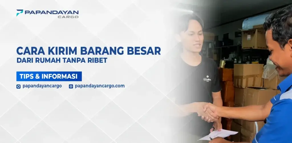 Petugas menjemput paket besar dari rumah sebagai ilustrasi layanan kirim barang besar dari rumah.