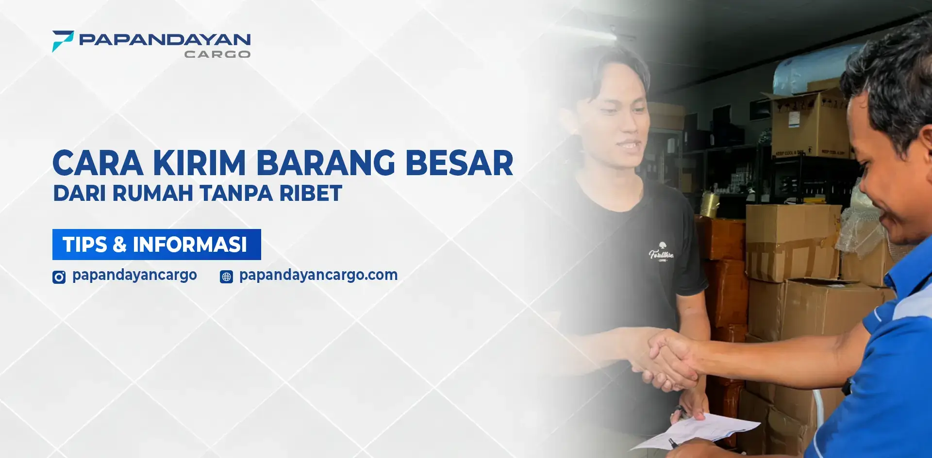 Petugas menjemput paket besar dari rumah sebagai ilustrasi layanan kirim barang besar dari rumah.