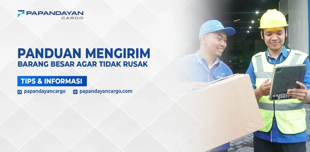Petugas logistik memeriksa paket besar sebagai bagian dari panduan kirim barang besar agar aman selama pengiriman.