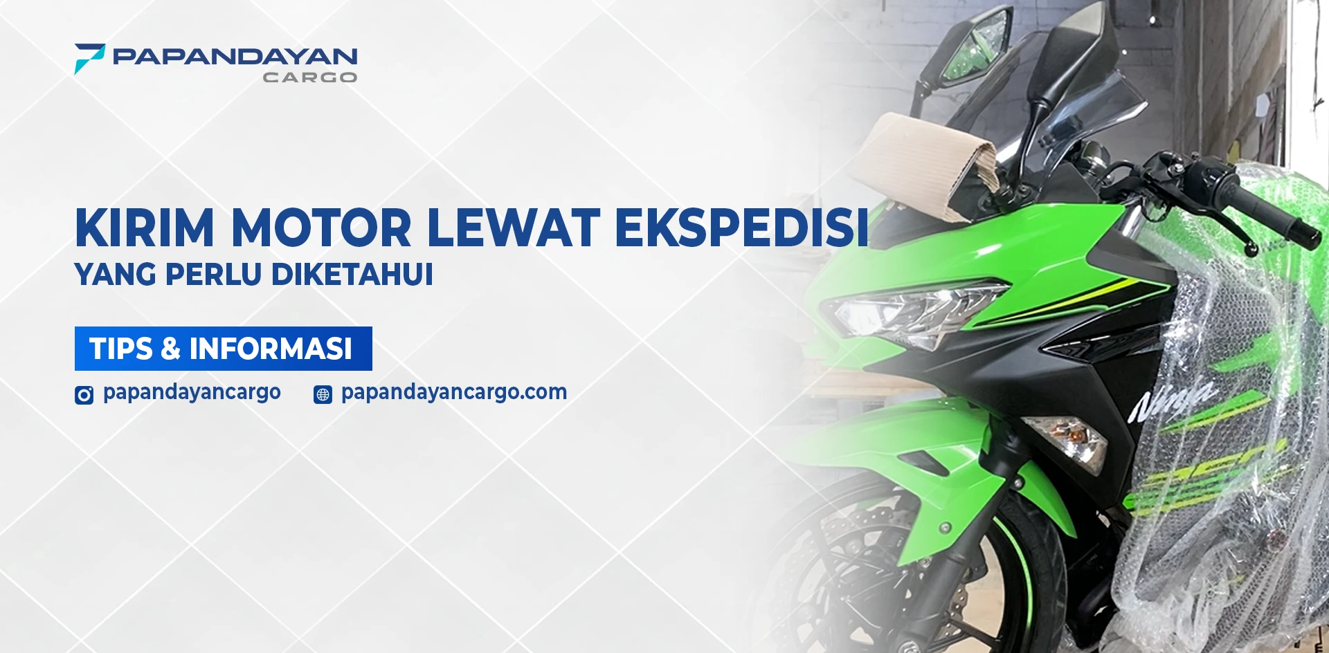 Cara kirim motor lewat ekspedisi dengan packing aman menggunakan bubble wrap.