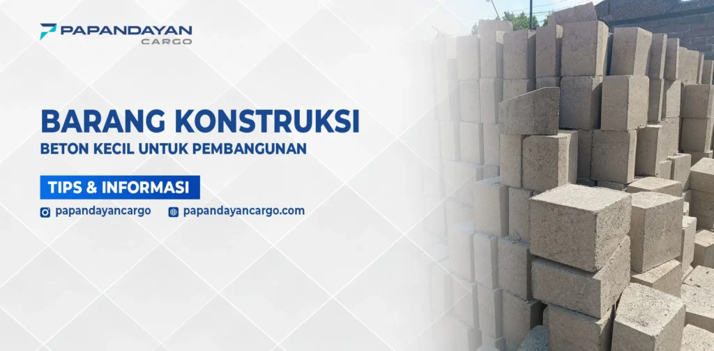 Tumpukan material konstruksi beton kecil untuk kebutuhan pembangunan dengan pengiriman cargo.